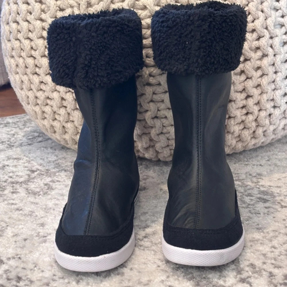 Speedo Girl's Boom Boots SZ 1 Black with White Sole Faux Fur Adjustable Height